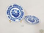 Par de Pratos   Decorativos em Porcelana Steatita  Cebolinha. Medida: 15 cm diametro