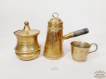 Lote 03 Peças Diversas em Metal Dourado  indiano, composto de  caneca, purcaro, bule  Medida: Maior12,5 cm x 5,5 cm e menor 6 cm altura x 7 cm diametro