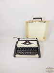 Antiga Maquina de Escrever Dismac no Estojo. Medida: 29,5 x 30,5 cm