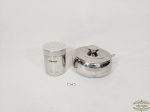 Lote 02 Peças sendo Farinheira e Porta Queijo ralado em Aço Inox . Medida: Farinheira 6 cm x 12,5 cm e porta Queijo 9 cm x 7 cm