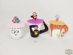 Lote 3 Canecas Porcelana Decorada com Tampa Silicone. Medida: Girafa Apresenta pequeno Trincado 11 cm x 9 cm e menor 9,5 cm x 6,5 cm