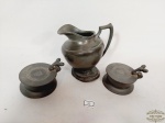 Lote 3 Peças Diversas  em Estanho. dendo 2 caixas e uma jarra. Medida: Leiteira 12 cm altura e 2 menor 7 cm Apresentam mossas