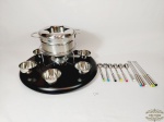 Panela de Fondue com Acessorios em Aço Inox , composto de Prato Giratorio, 6 cumbucas para molho , 6 conchas de molho e 6 garfos de fondue. Medida: Panela 9 cm x 17 cm e prato 41 cm diametro