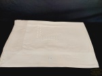 Toalha de Mesa de Banquete Dagher Bordada Cor Bege em 100% algodão .Medida: 1,57 x 2,63 cm. Em perfeito estado.