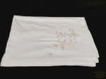 Toalha de Mesa Banquete Bordada Floral tonalidade perola , bainha Ponto Ajour.. Medida: 1,74 cm x 2,60 cm. Composiçao  linho .