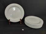 Jogo de 6 Pratos Rasos Porcelana Branca Decorada Com Folhas Relevo . Medida: 26 cm diametro . 1 com bicado borda