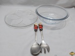 Lote diverso, composto de prato de bolo em vidro moldado, travessa redonda funda em vidro temperado, etc. Medindo a travessa 26cm de diâmetro x 10cm de altura.
