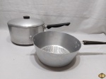 Lote de panela e escorredor de macarrão em alumínio. Medindo a panela 22cm de diâmetro x 12cm de altura.