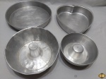 Lote composto de 4 formas de bolo em alumínio. Medindo a redonda maior 30cm de diâmetro x 4,5cm de altura.