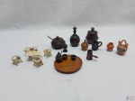 Lote de diversos miniaturas bibelots decorativos em materiais diversos. Medindo a garrafa 7cm de altura.