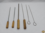 Lote com 6 espetos para churrasco sendo 4 deles com pega em madeira e 2 em aço inox. Medindo o maior 47cm de comprimento.