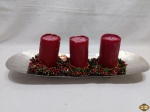 Enfeite natalino composto de 3 velas, com base decorada e travessa em aço inox. Medindo a travessa 44cm x 14,5cm.