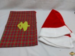 Lote composto de uma saia para árvore de natal e uma toalha de mesa com motivos natalinos. Medindo 150cm x 140cm.