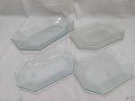 Jogo de 4 travessas facetadas em vidro jateado. Medindo a maior 38cm x 24,5cm.