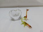 Lote composto de miniatura de coração em vidro, miniatura de lagartixa e girafa em vidro de murano. Medindo a girafa 10cm de altura.