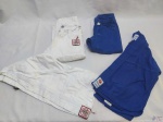 Kimonos de Jiu-jitsu lnfantil, sendo 1 da marca Torah e o outro Keiko . Medindo: o azul do tam; M00 e o braanco: 3 anos.