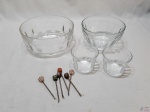 Lote composto de 2 travessas redondas funda, 2 cumbucas em vidro moldado e 6 garfos de petisco em prata 90. Medindo a travessa maior 17cm de diâmetro x 7,5cm de altura.