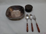 Lote composto de 2 colheres e 1 garfo, travessa pãozeira e caixa com 6 descansos de copo. Medindo a pãozeira 23,5cm x 23,5cm x 5,5cm de altura.