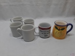 Lote de 6 canecas em porcelanas diversas. Medindo a maior 10,5cm de altura.