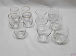 Lote de 11 copos de aperitivo em vidro e cristal, modelos e tamanhos diversos. Medindo o maior modelo 10cm de altura.