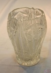 Vaso floreira em cristal lapidado. Medindo 18cm de altura x 12cm de diâmetro.