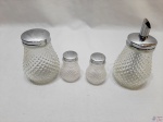 Galheteiro com 4 peças em vidro moldado, padrão pontas de diamante. Sendo azeiteiro, pimenteiro e 2 saleiros. Medindo o azeiteiro 14,5cm de altura.