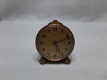 Relógio despertador de mesa em metal dourado, Suiço da marca Cyma. Necessita de revisão.