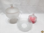 Lote composto de compoteira com pé em vidro fosco, bowl em vidro moldado e vela aromatizada dentro de uma caixa em vidro moldado. Medindo a compoteira 13,5cm de diâmetro de boca x 21,5cm de altura com tampa.