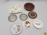 Lote diverso, composto de petisqueira,  descanso de garrafa em ratam e descansos de copo em materiais diversos. Medindo a petisqueira 16cm x 13,5cm.