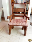 Antiga cadeira com braços em madeira nobre maciça, com assento acolchoado. Medindo 107cm de altura do encosto x 61cm de largura.