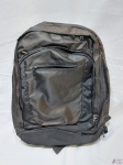 Mochila da marca Vizrt, com diversas divisões, em nylon. Medindo 46cm x 35cm, possui suporte para notebook.