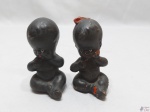 2 artesanatos paraguaios de bebes sentados em cerâmica pintada. Medindo 10cm de altura. A menina está restaurada.