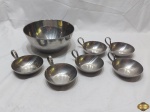 Lote composto de travessa redonda bowl e 6 cumbucas de sobremesa em aço inox. Medindo a travessa 20cm de diâmetro x 9cm de altura.