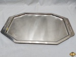 Bandeja facetada em aço inox Fracalanza, alças com relevo. Medindo 52cm x 32cm.