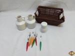 Lote composto de par de galhetas sem tampa, pimenteiro em porcelana, 8 garfos de petisco e cesta retangular em ratam. Medindo a cesta 22cm x 19cm x 7cm de altura.