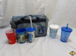 Lote composto de bolsa térmica, 3 copos com tampa e canudo e 2 copos plásticos. Medindo a bolsa 37cm de comprimento x 24cm de altura.