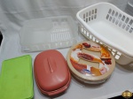 Lote de 3 tupperwares, 1 escorredor de louça e 1 cesta em plástico duro. Medindo a cesta 55,5cm x 38cm x 18cm de altura.