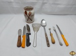 Lote de diversos talheres variados, com suporte em porcelana, Medindo o suporte 16cm de altura.
