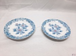 Par de pratos decorativos em porcelana com pintura floral. Medindo 16,5cm de diâmetro.