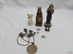 Lote sacro diverso, composto de imagens, colar com oração, etc. Medindo a Santa de gesso 16cm de altura.