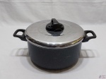 Panela caçarola em alumínio esmaltado com fundo  de teflon. Medindo 25cm de diâmetro x 12cm de altura.