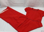 Vestido Vermelho com detalhes de pedras na gola e cintura. Medindo ombro a ombro 45 cm, aparenta ser tam M. Precisa ser feita a bainha.