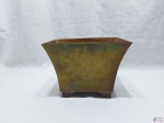 Cachepot retangular em cobre cinzelado. Medindo 22,5cm x 14cm x 17cm de altura.