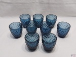 Jogo de 9 taças de whisky em vidro azul moldado padrão pontas de diamante. Medindo 10cm de altura x 9cm de diâmetro.
