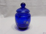 Potiche com tampa em vidro azul cobalto floral. Medindo 24,5cm de altura com tampa x 14cm de diâmetro de bojo.
