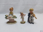 Lote de 3 enfeites bibelts decorativos em porcelana. Medindo a maior 11,5cm de altura. O anjo está sem uma das asas.
