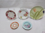 Lote de 5 pratos decorativos em porcelana. Medindo o maior 19,5cm de diâmetro.