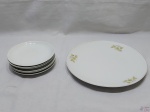 Jogo de prato de servir bolo com 6 pratinhos em porcelana. Medindo 28cm de diâmetro.