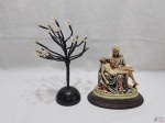 Lote composto de luminária na forma de árvore e escultura de Maria com Jesus em resina. Medindo a árvore 20cm de altura.