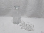 Garrafa, licoreira com 6 canecas de shot em vidro moldado pontas de diamante. Medindo 25cm de altura.
